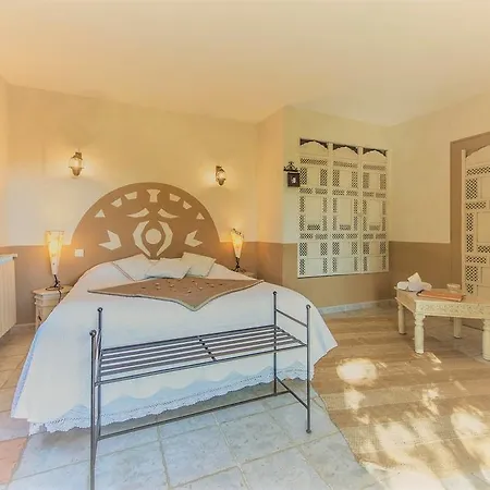 Mas De Foncaudette Bed & Breakfast